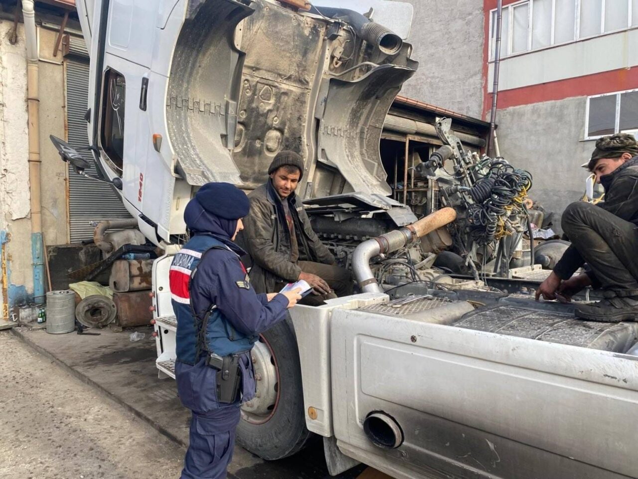 Afyonkarahisar’da jandarma ekipleri tarafından vatandaşlara ’Kadına Yönelik Şiddet, Erken Yaşta