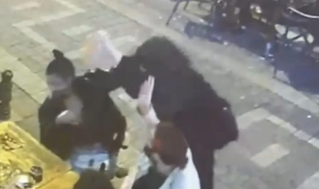 İstabul Kadıköy’de bir eğlence mekanının önünde oturan kadın, başka bir