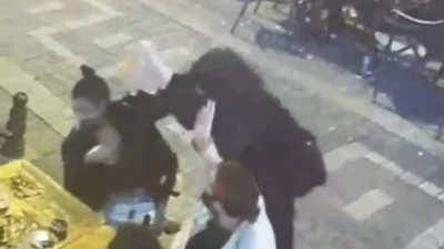 İstabul Kadıköy’de bir eğlence mekanının önünde oturan kadın, başka bir