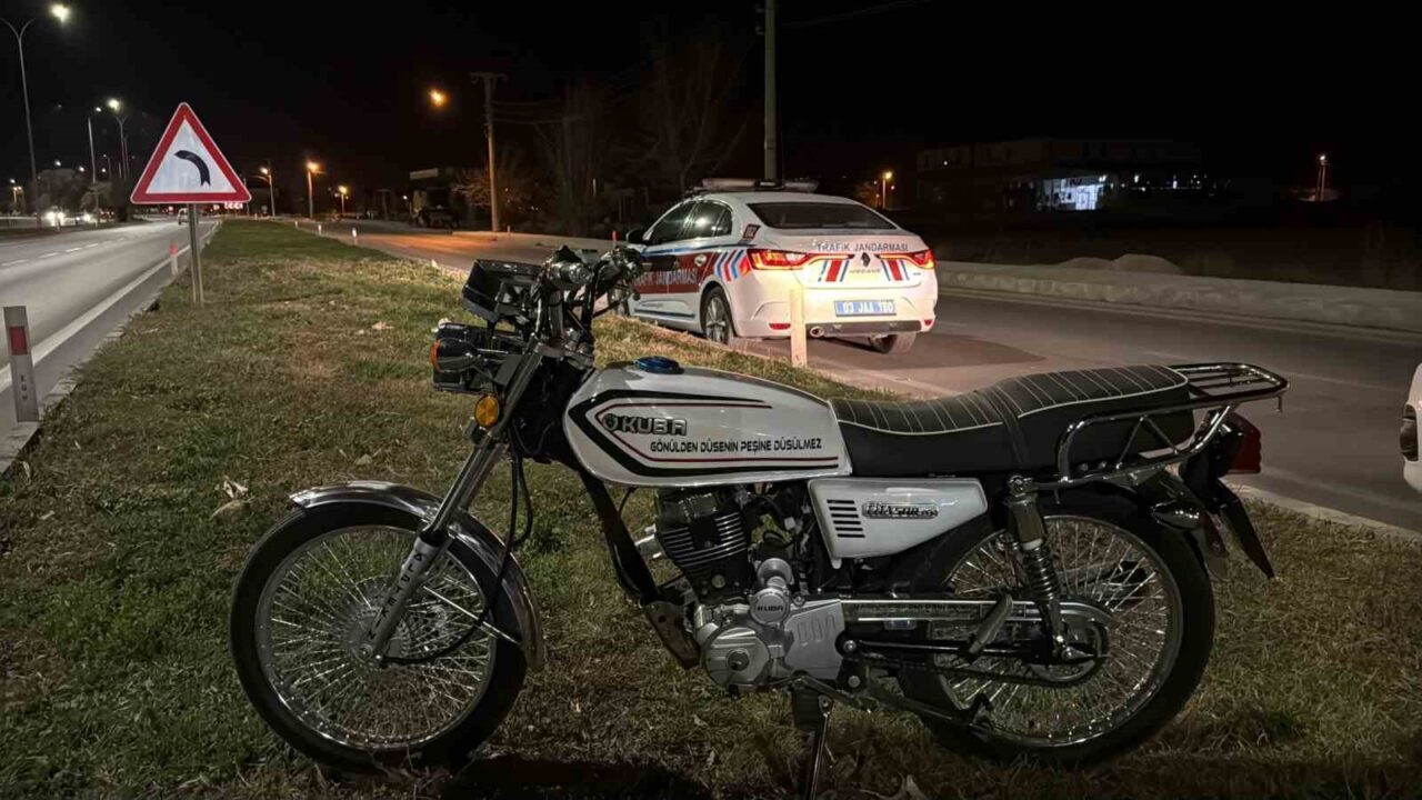 Afyonkarahisar’da sürücüsünün direksiyon hakimiyetini kaybetmesi sonucu kaldırıma çarparak peyzaj alanına