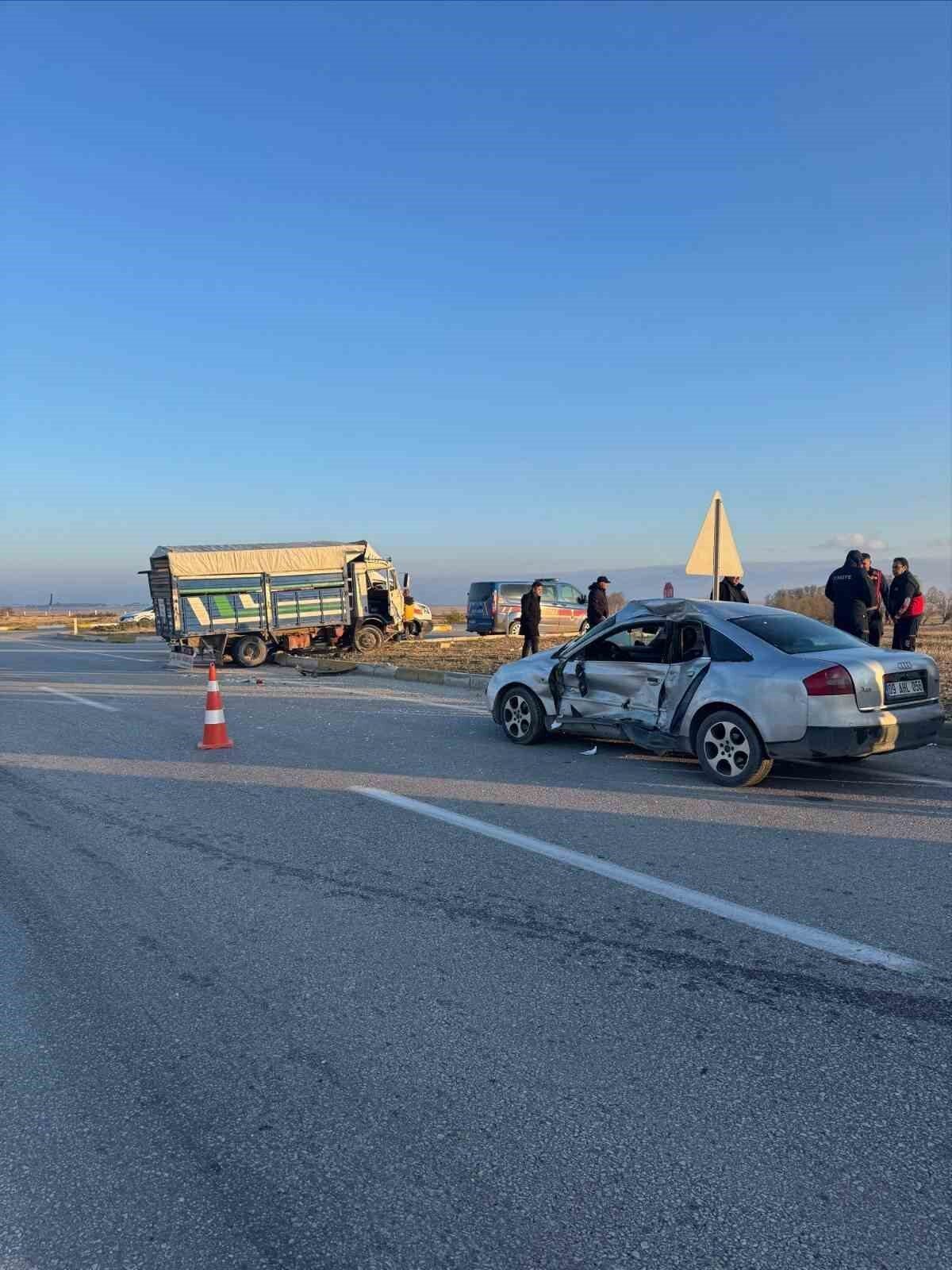 Afyonkarahisar’da kamyonet ile otomobilin çarpışması sonucu meydana gelen trafik kazasında