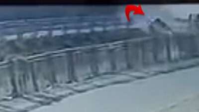 Sürücüsünün direksiyon hakimiyetini kaybettiği hafif ticari araç sulama kanalına düştü.