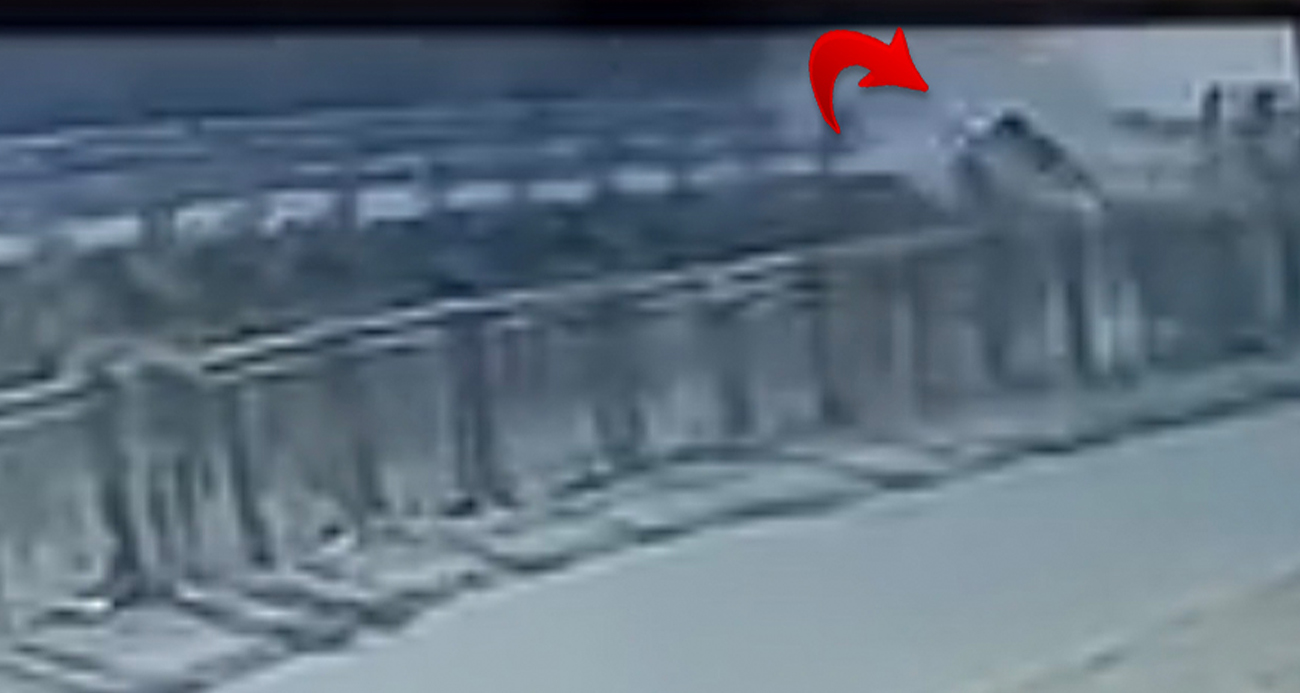 Sürücüsünün direksiyon hakimiyetini kaybettiği hafif ticari araç sulama kanalına düştü.