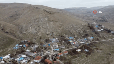 Afyonkarahisar’ın Şuhut ilçesine bağlı Paşacık köyü, kaya düşme riski nedeniyle