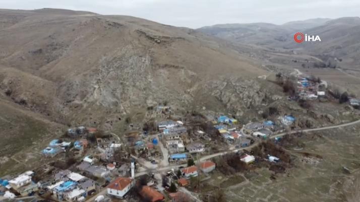 Afyonkarahisar’ın Şuhut ilçesine bağlı Paşacık köyü, kaya düşme riski nedeniyle