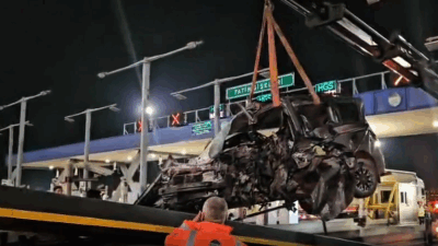 Kullanılamaz hale gelen aracın çekiciye yüklenmesiİstanbul'da otoyol gişelerine çarpan otomobilin