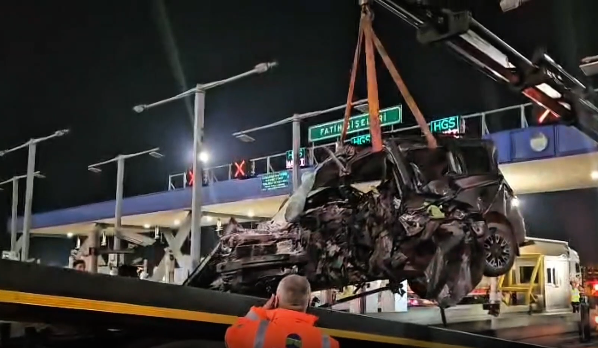 Kullanılamaz hale gelen aracın çekiciye yüklenmesiİstanbul'da otoyol gişelerine çarpan otomobilin