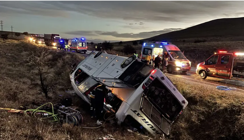 Afyonkarahisar’ın Dinar ilçesinde Elazığ Murat Turizme ait yolcu otobüsünün Tatarlı