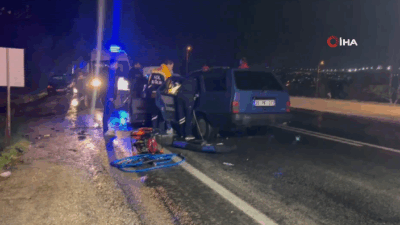 Eskişehir-Afyonkarahisar karayolunda yağmurdan dolayı kayganlaşan yolda kontrolden çıkan otomobil, karşı