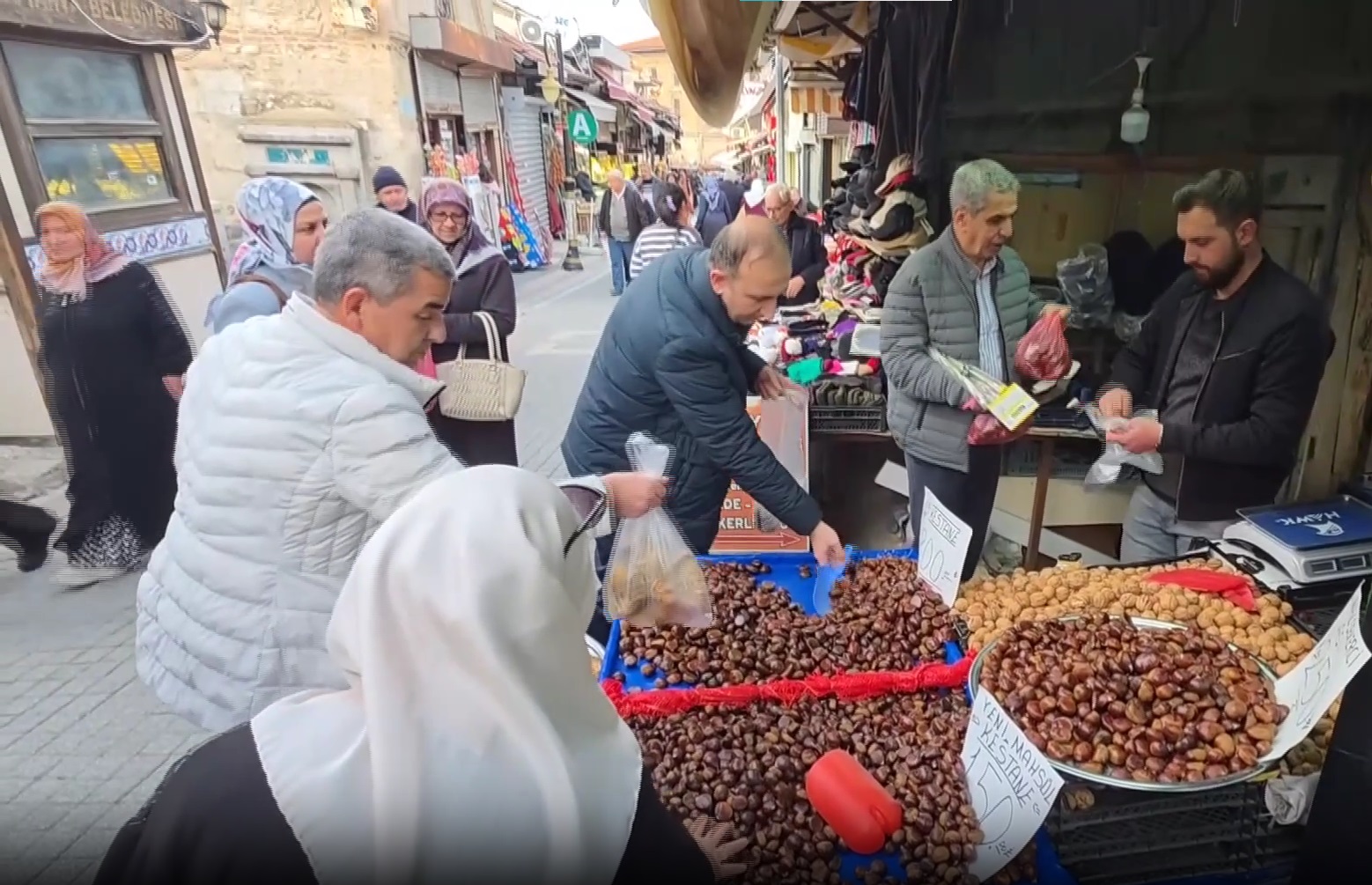 Coğrafi işaretli Simav kestanesi bu yıl yüksek rekolteyle piyasaya sunulurken