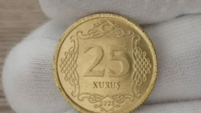 Türkiye Cumhuriyet Darphanesi tarafından basılan altın renkli bazı 25 kuruşluk