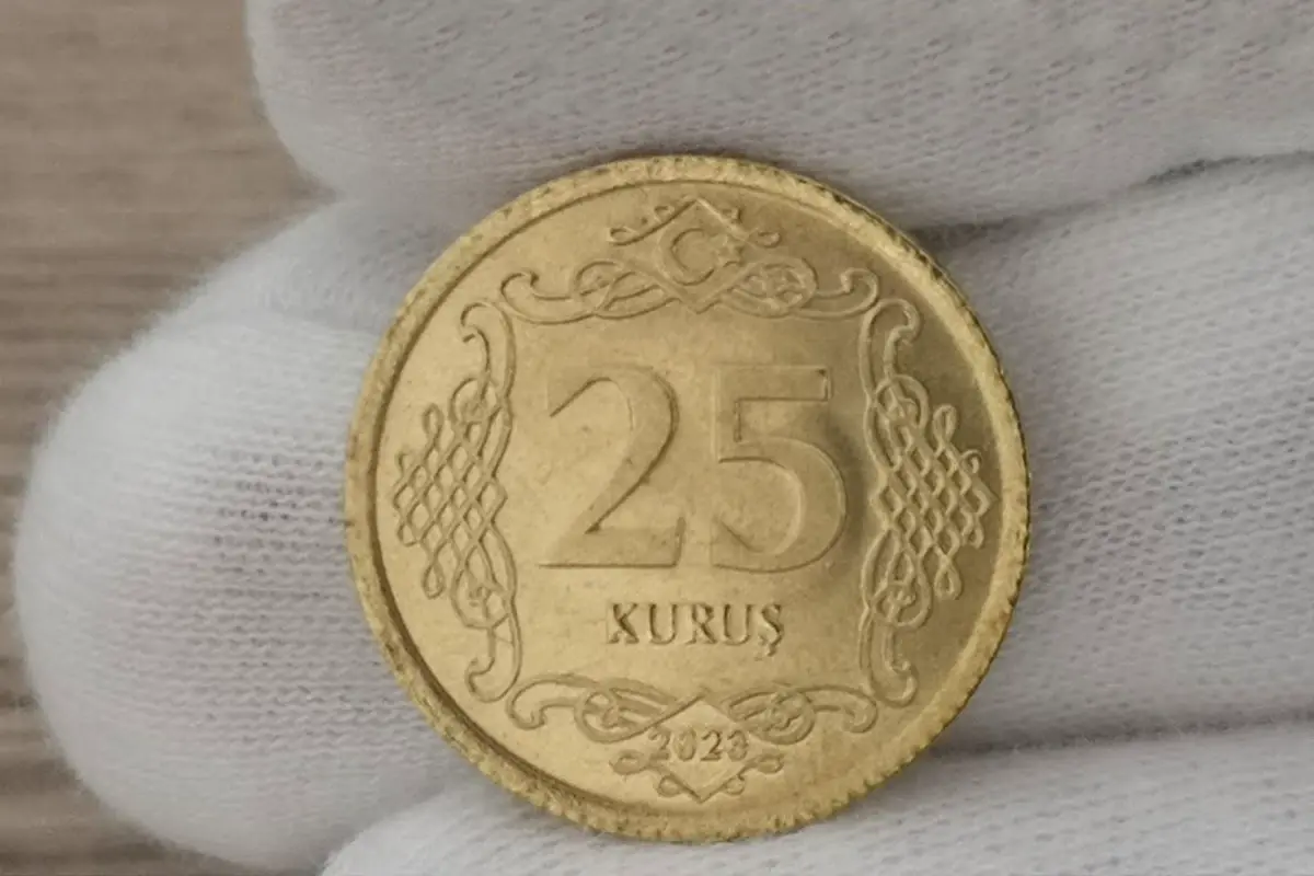 Türkiye Cumhuriyet Darphanesi tarafından basılan altın renkli bazı 25 kuruşluk