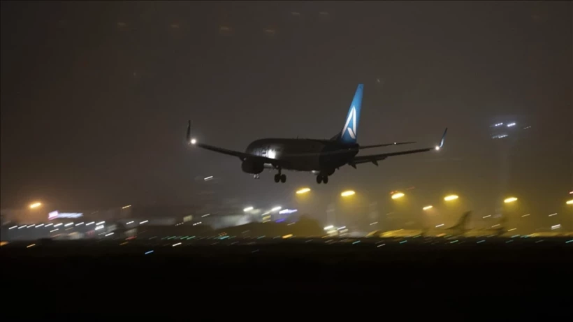 Almanya’nın Köln Bonn Havalimanı’nda, uçağa geç kalan iki Rumen yolcu,