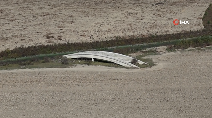 Adana’da Seyhan Baraj Gölü’nde su seviyesinin düşmesiyle, yıllar önce sular