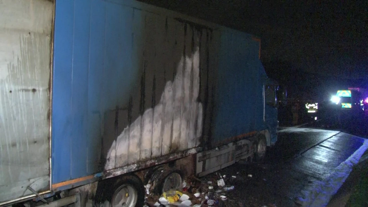 Kuzey Marmara Otoyolu’nda seyir halindeki bir kamyonun lastiği alev aldı.