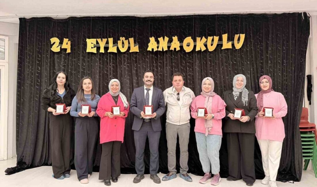 Afyonkarahisar Bolvadin'de 24 Kasım Öğretmenler Günü dolayısıyla muhtar, mahallesindeki okullarda