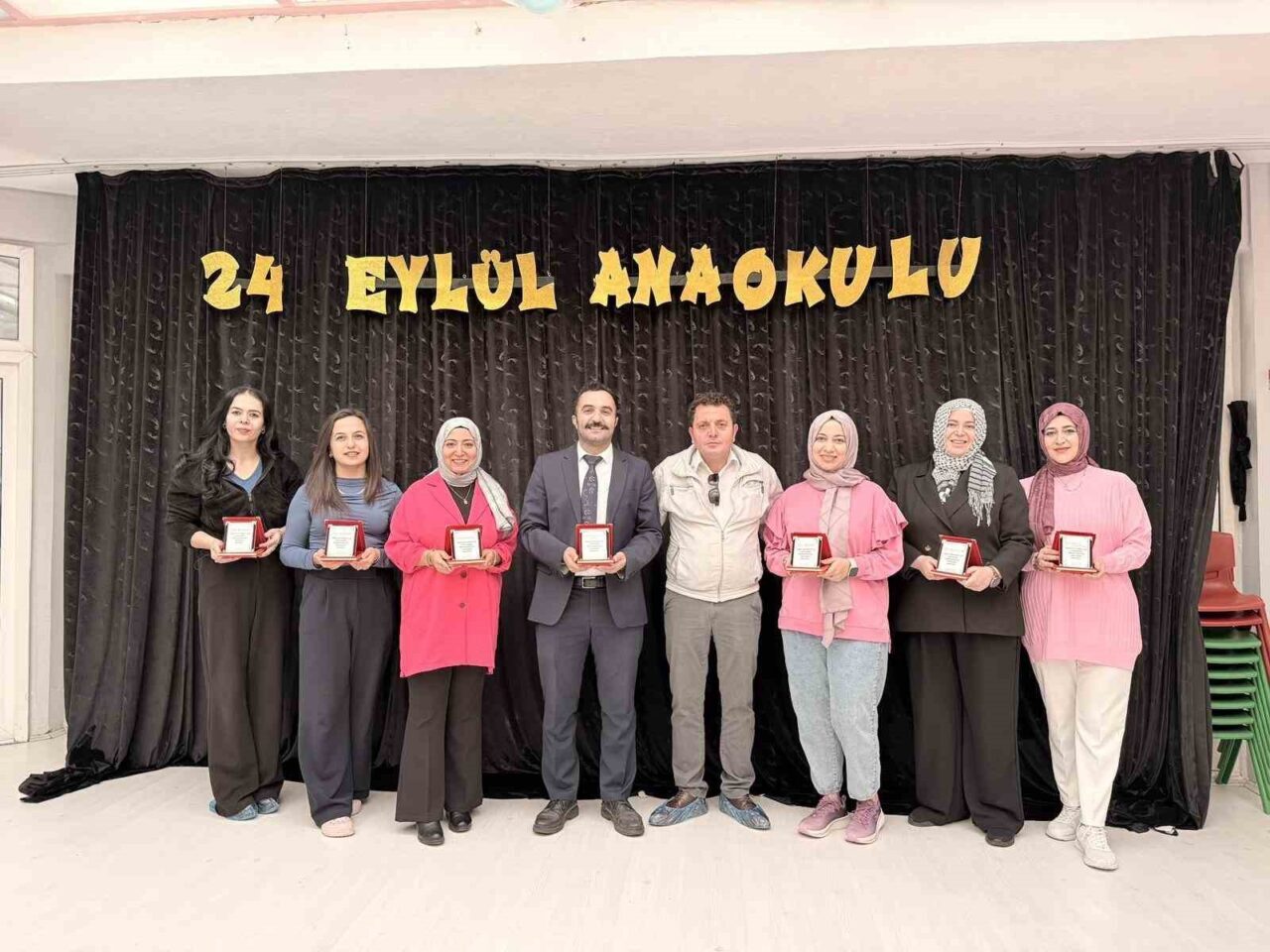 Afyonkarahisar Bolvadin'de 24 Kasım Öğretmenler Günü dolayısıyla muhtar, mahallesindeki okullarda