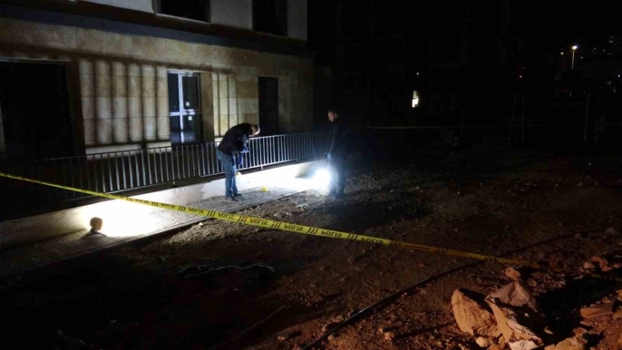 Şantiyede çalışan genç işçi karın bölgesinden vuruldu. Olay yerinde silah