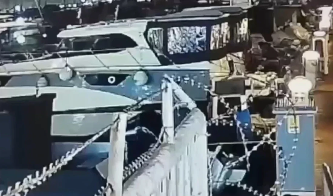 İstanbul Pendik'te bir teknede halatın kopması sonucu dengesini kaybederek denize