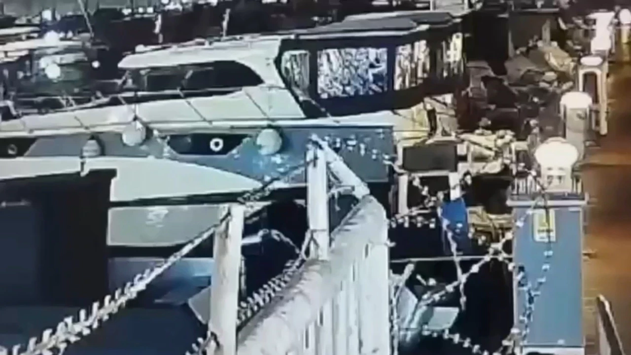 İstanbul Pendik'te bir teknede halatın kopması sonucu dengesini kaybederek denize