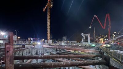 Kabataş metro inşaatında işçilerin çalıştığı iskelede çökme meydana geldi. Hastaneye