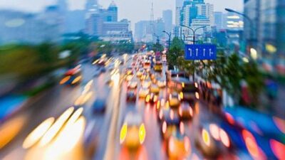 Trafikte yol kesen, araçtan inip kavga çıkaran, araçlara tekme atan