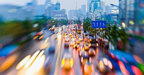 Trafikte yol kesen, araçtan inip kavga çıkaran, araçlara tekme atan