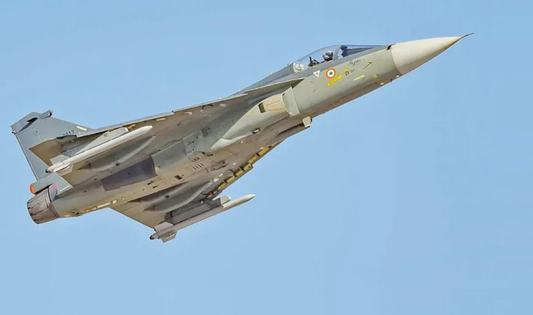 Hindistan Hava Kuvvetleri’ne ait yerli üretim Tejas savaş uçağı, Dubai