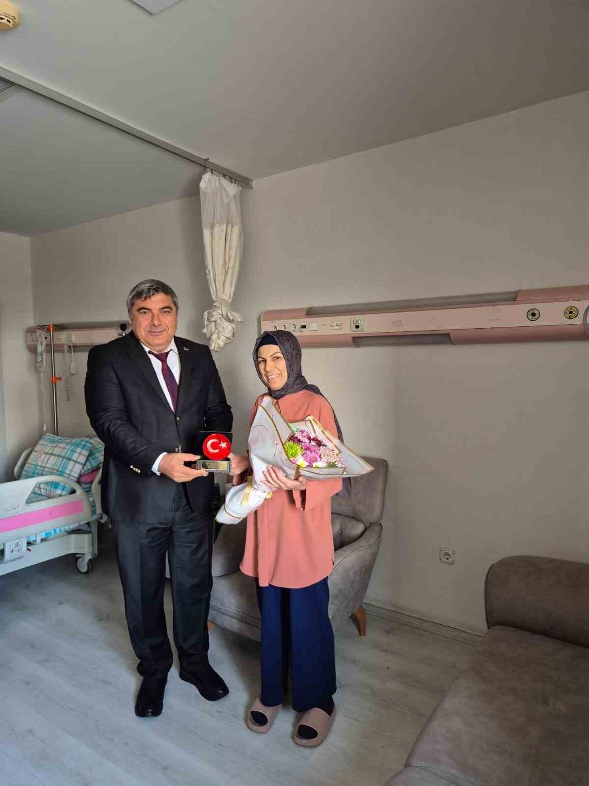 24 Kasım Öğretmenler Günü'nü geçirdiği rahatsızlık dolayısıyla hastanede geçiren Edebiyat