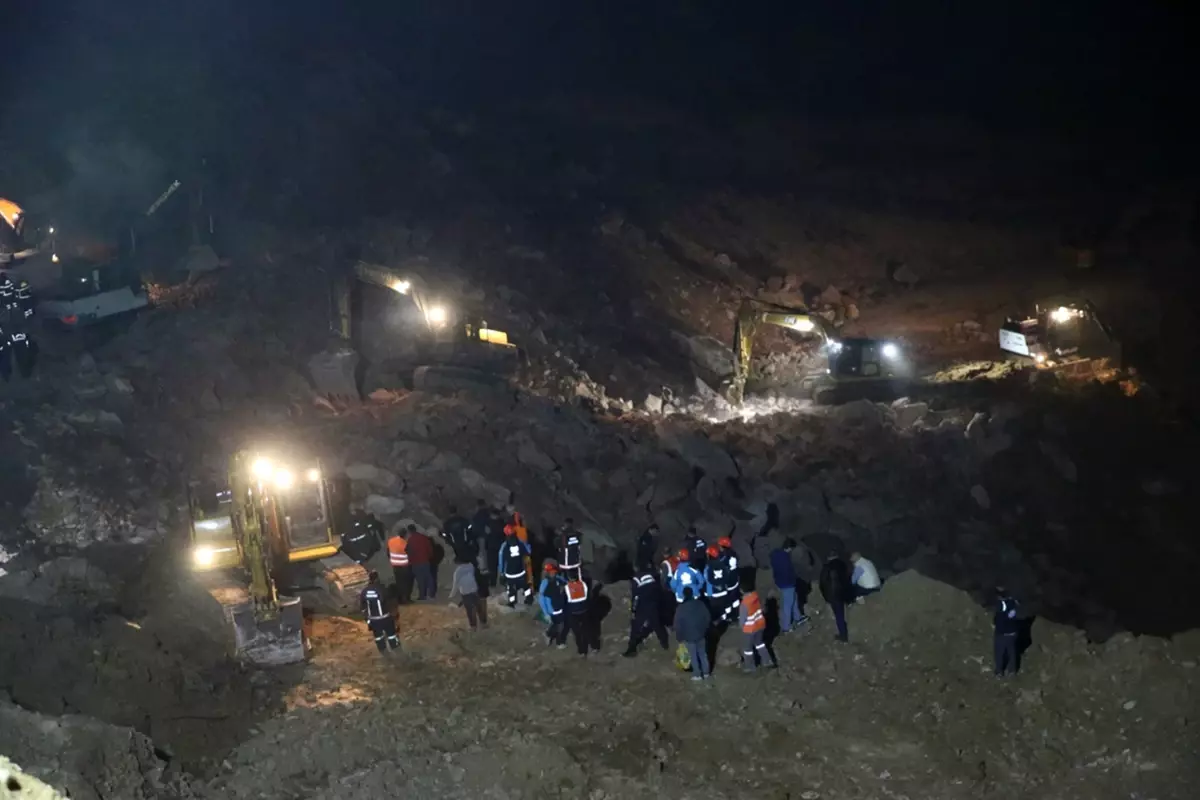 Taş ocağında meydana gelen göçükte iki işçi toprak altında kaldı.