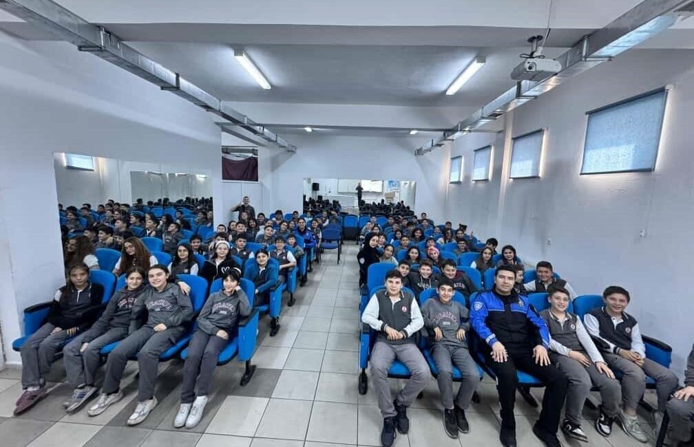 Afyonkarahisar İl Emniyet Müdürlüğü’nde görevli polis memurları tarafından ortaokul öğrencilerine