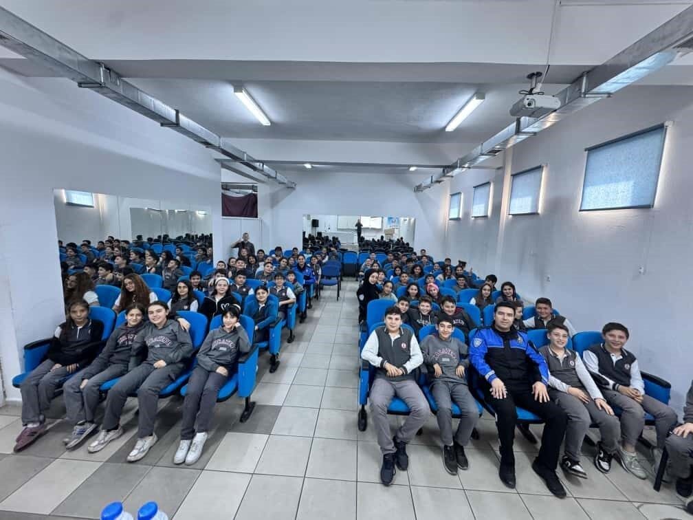 Afyonkarahisar İl Emniyet Müdürlüğü’nde görevli polis memurları tarafından ortaokul öğrencilerine