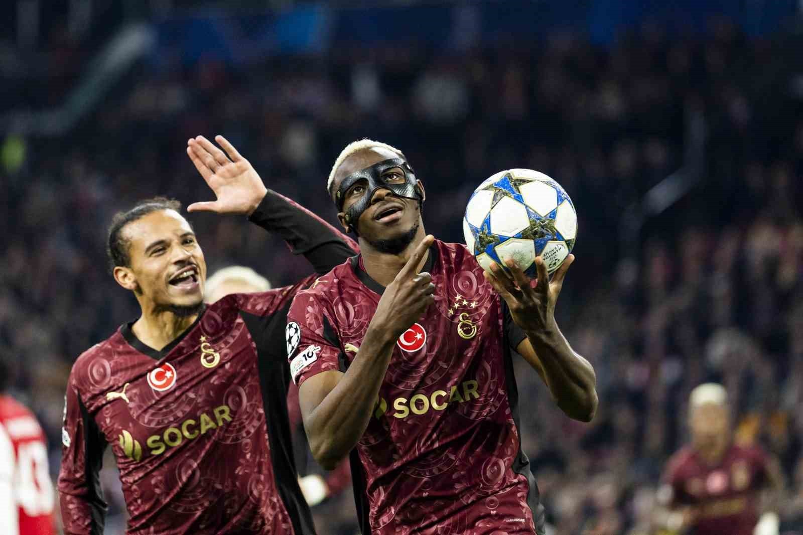 Galatasaray’ın golcüsü Victor Osimhen, Ajax karşısında yaptığı hat trick ile