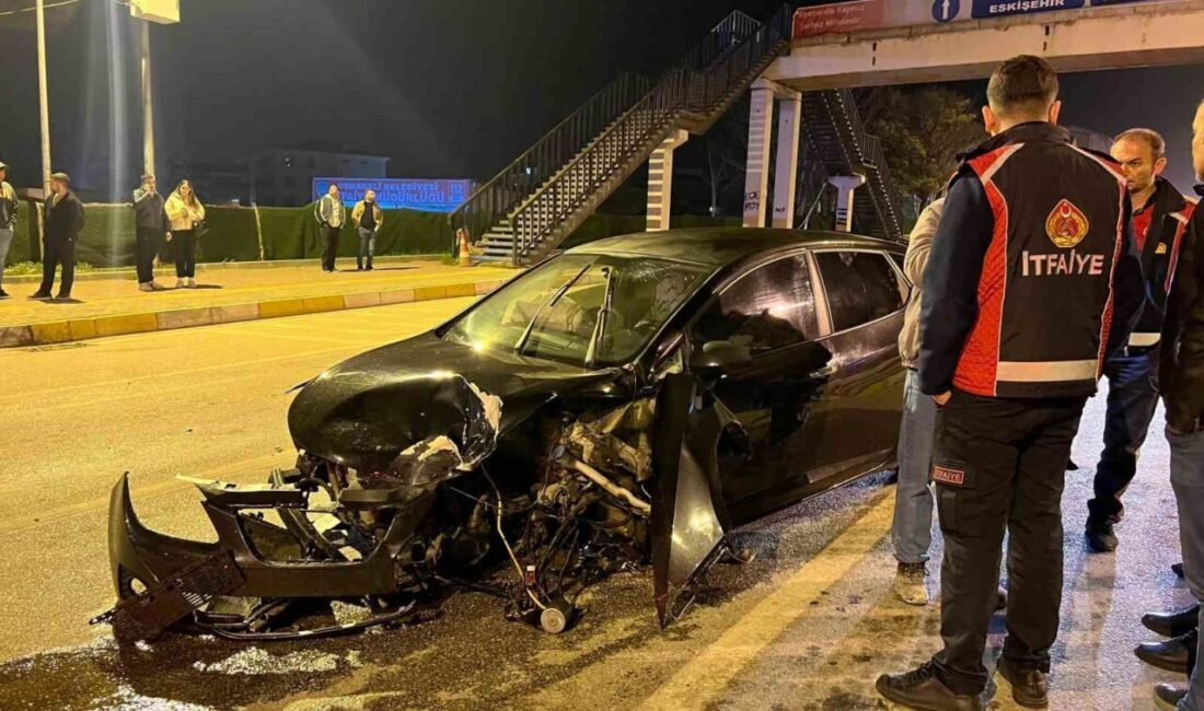 Bilecik’in Osmaneli ilçesinde sürücüsünün direksiyon hâkimiyetini kaybettiği otomobil üst geçit