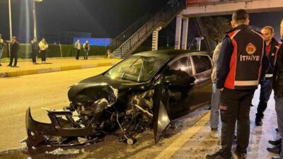 Bilecik’in Osmaneli ilçesinde sürücüsünün direksiyon hâkimiyetini kaybettiği otomobil üst geçit