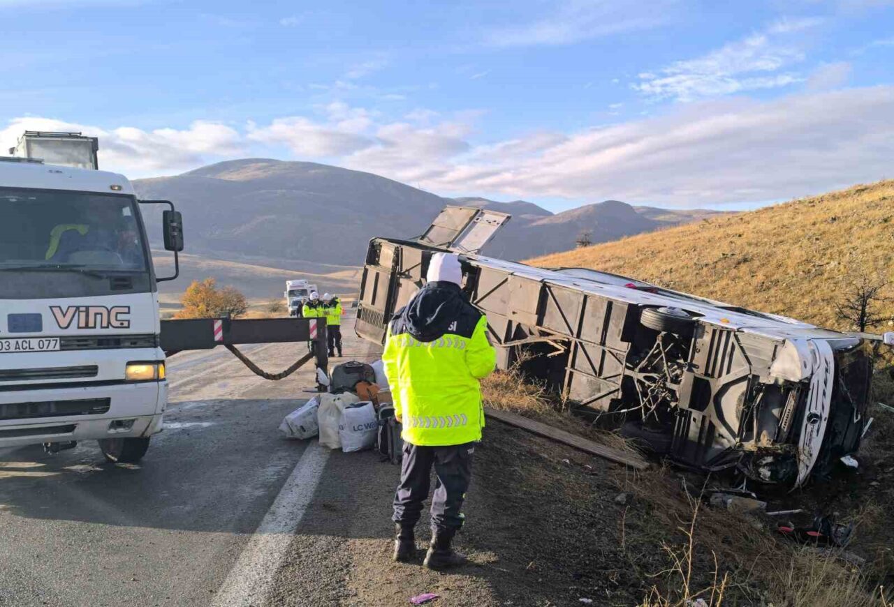 Afyonkarahisar’da 2 kişinin öldüğü 21 kişinin de yaralandığı otobüs kazasında