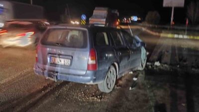 Afyonkarahisar’da otomobil ile otobüsün çarpışması sonucu meydana gelen trafik kazasında