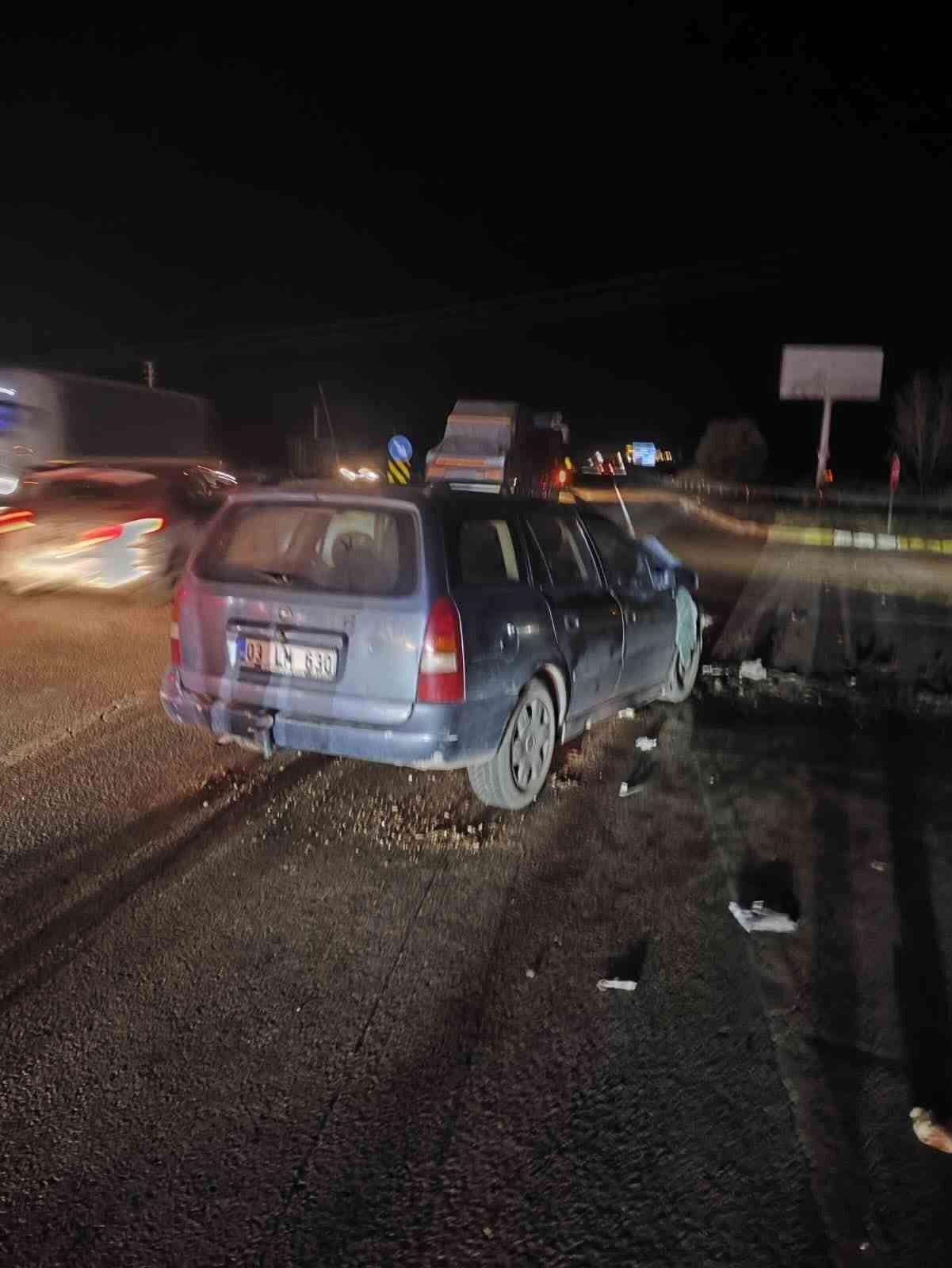 Afyonkarahisar’da otomobil ile otobüsün çarpışması sonucu meydana gelen trafik kazasında