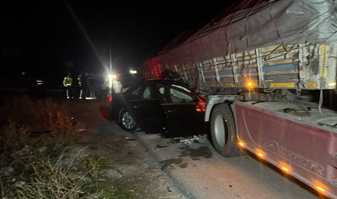 Otomobilin tırla çarptığı feci kazada 2 kişi öldü, 2 kişi