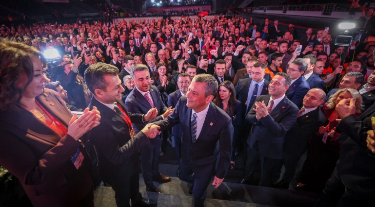 Dördüncü kez CHP Genel Başkanı seçilen Özgür Özel'in hazırladığı anahtar