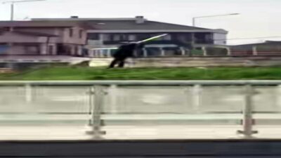 Sakarya'da Bir kişinin, parkta bulunan bir yapının demir korkuluklarını gündüz