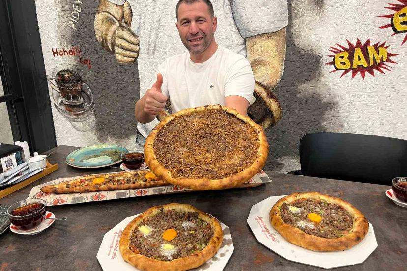 Trabzon’un yöresel pidesi, coğrafi işaretli Yomra elmasıyla buluştu. Pide ustası