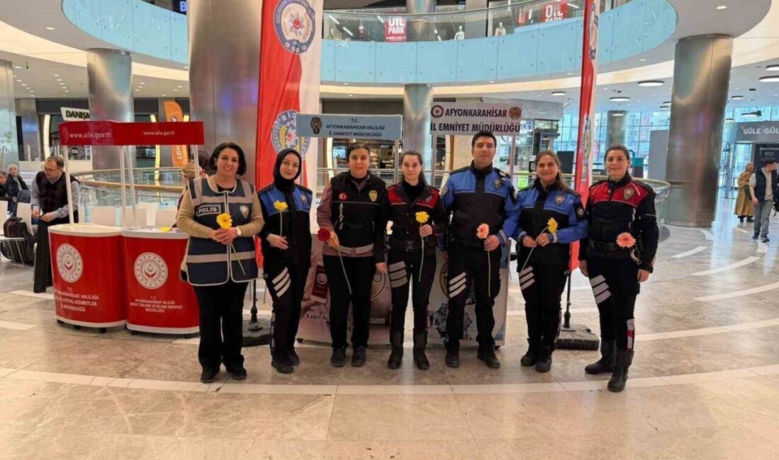 Afyonkarahisar’da polis ekipleri Park Afyon AVM’de açtıkları stant ile vatandaşlara