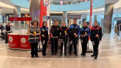 Afyonkarahisar’da polis ekipleri Park Afyon AVM’de açtıkları stant ile vatandaşlara