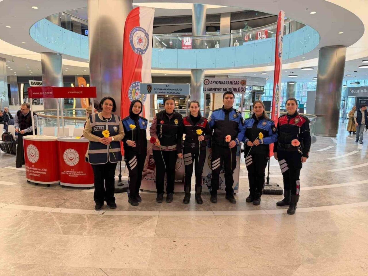 Afyonkarahisar’da polis ekipleri Park Afyon AVM’de açtıkları stant ile vatandaşlara