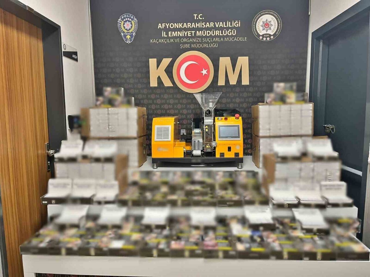 Afyon'da Emniyet güçlerinin yaptığı operasyonda, evde kurulan yasa dışı sigara