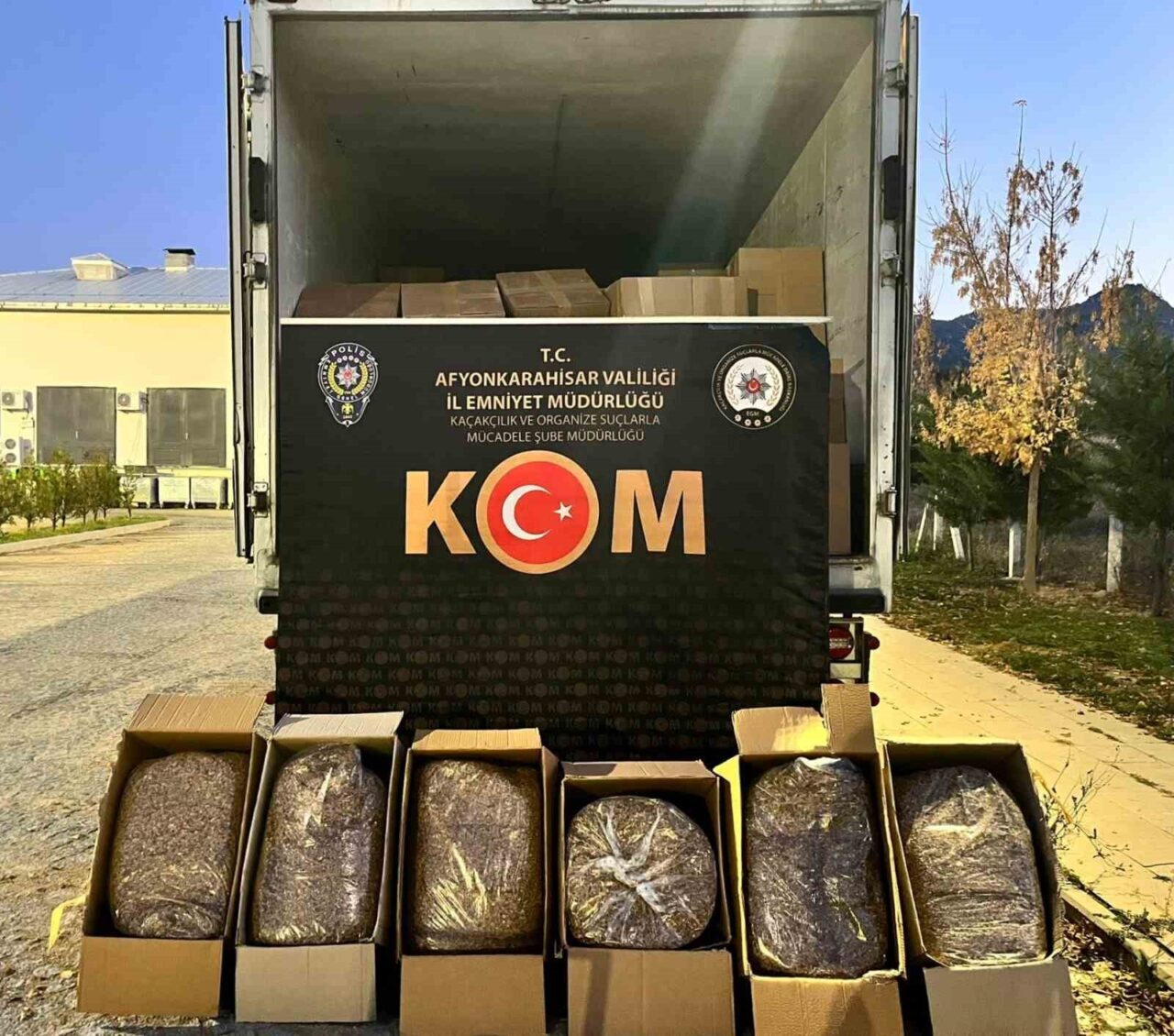 Afyonkarahisar’da polis tarafından durdurulan bir kamyonette yaklaşık 3 ton kaçak