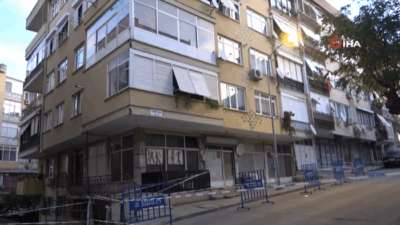 Kartal'da kolonlarında çatlaklar oluşan ve tahliye edilen bina önünde polisin