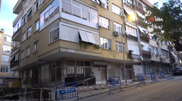Kartal’da tahliye edilen bina önünde polisin bekleyişi sürüyor Kartal'da kolonlarında çatlaklar oluşan ve tahliye edilen bina önünde polisin