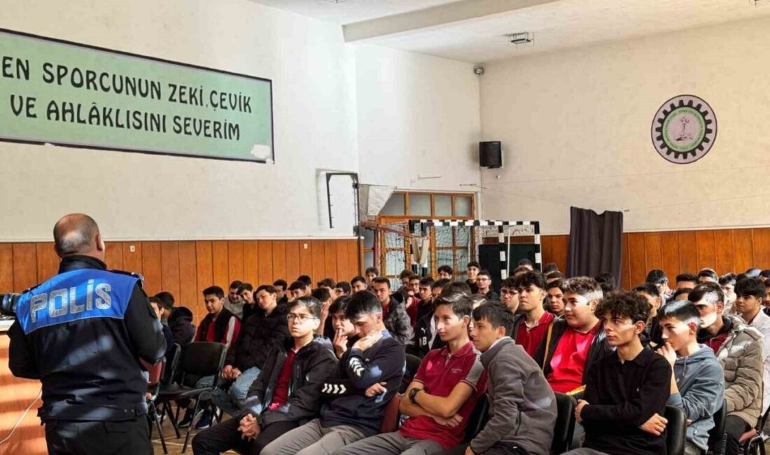 Afyonkarahisar’da polis ekipleri, lise öğrencilerine yönelik güvenli internet kullanımı, trafik